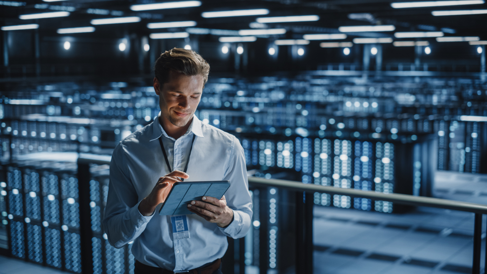 Kiwa auditor inspects data center according to ISO/IEC 30134-2 and EN 50600-4-2